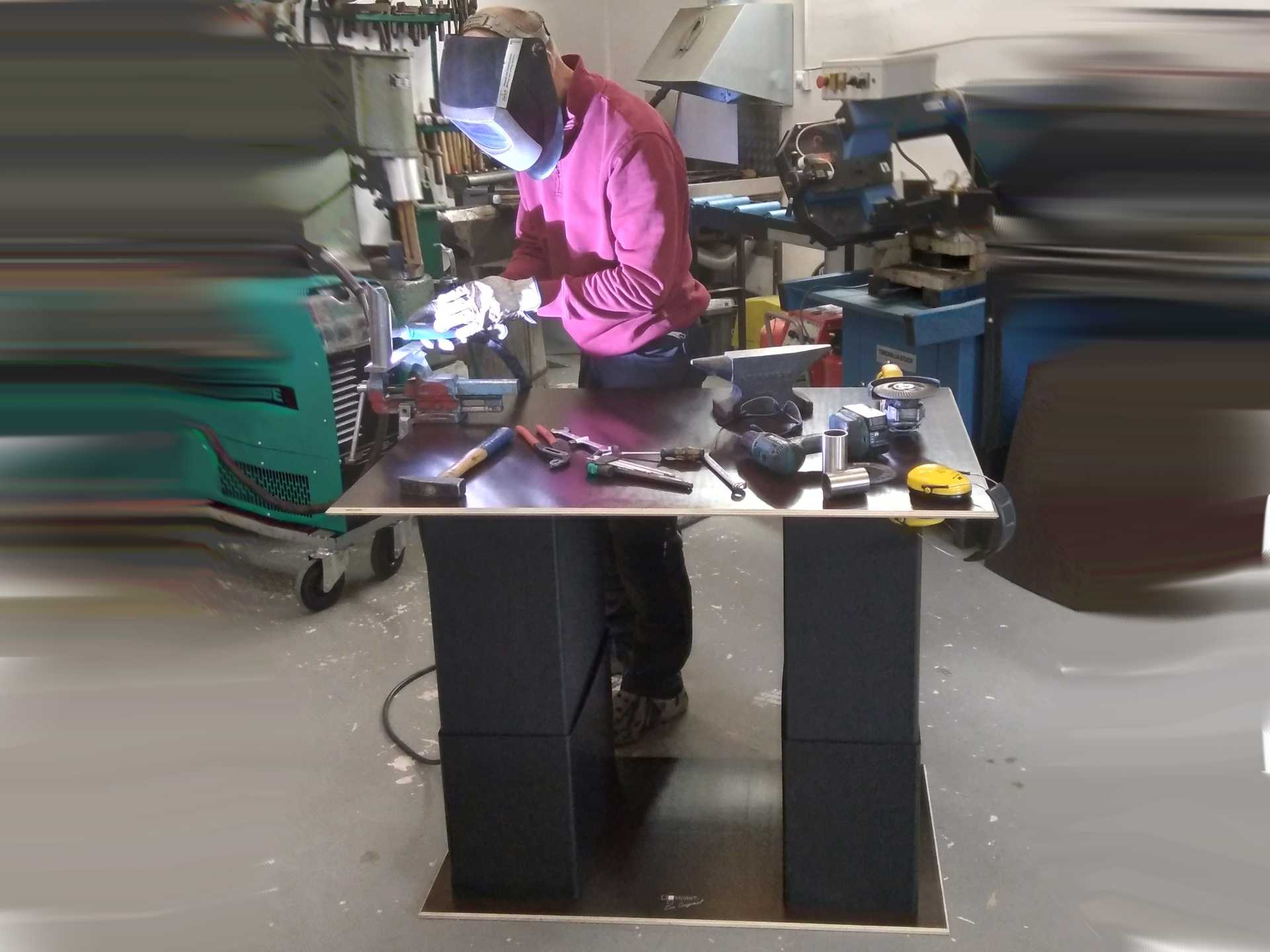 Mobiler Arbeitstisch in der Werkstatt beim Schweißen 1920 1440