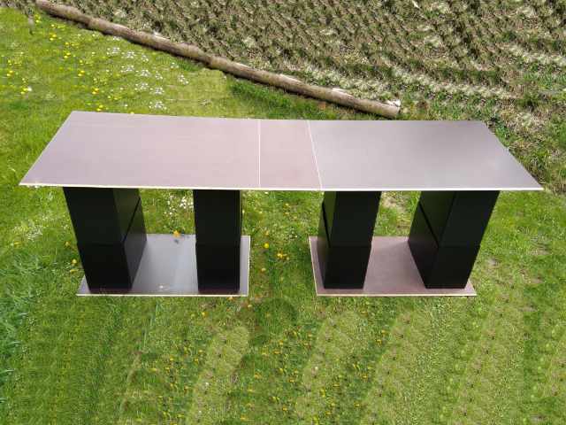 Tisch mit Verbindungselement kurze Seite braun 640 480